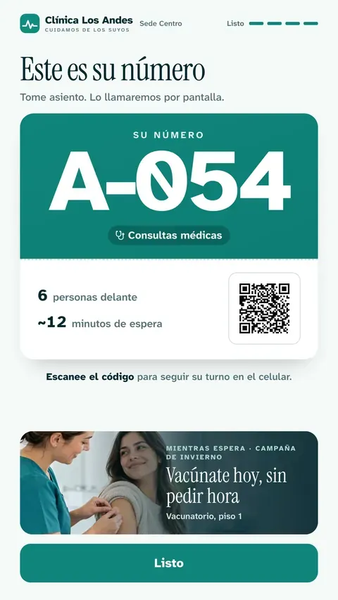 Tótem mostrando el número de atención con su código QR
